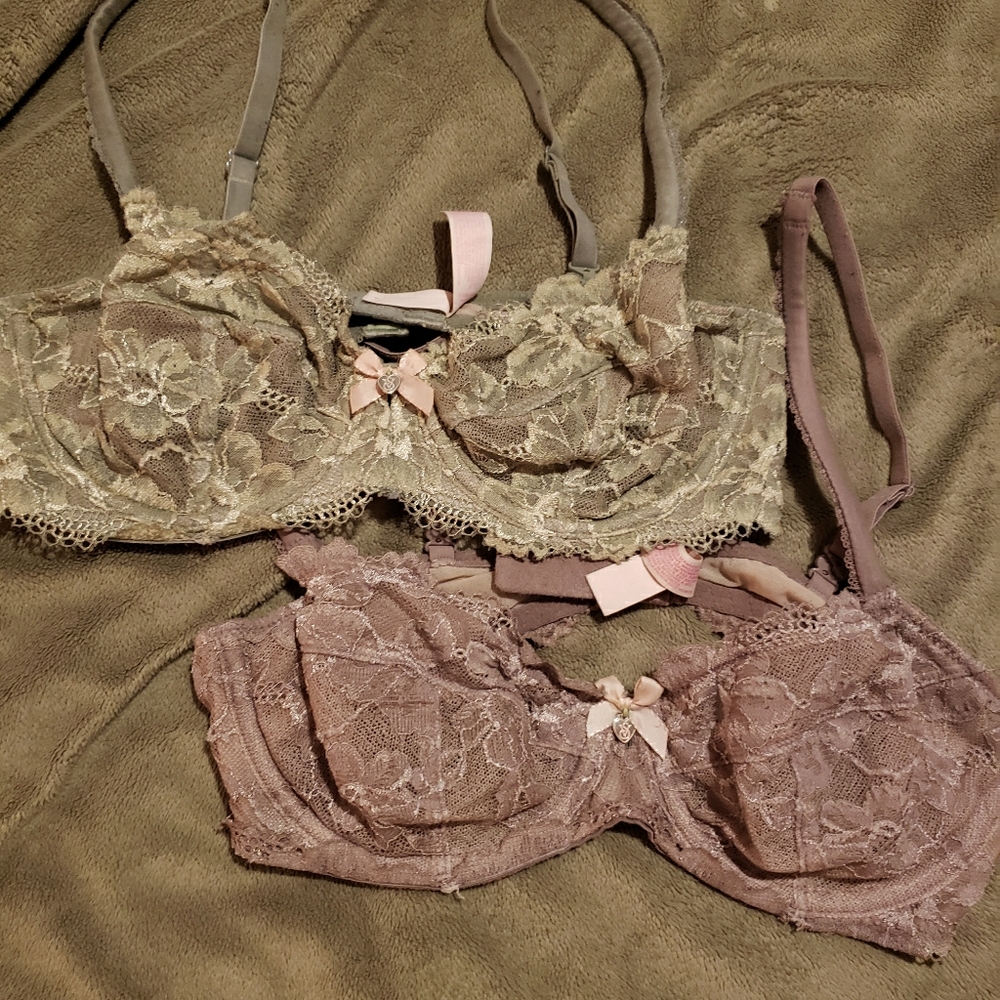 2 VS bras